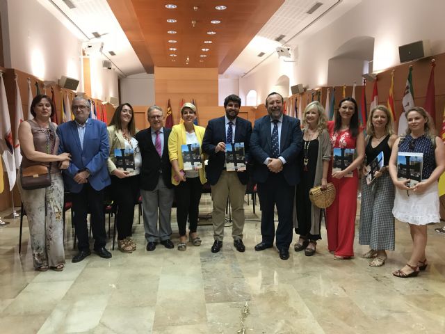 El ´Anuario´ que edita el Colegio de Periodistas destaca la gran afluencia de peregrinos que visitaron Caravaca en el Año Jubilar - 2, Foto 2