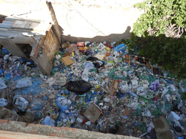 IU-V exige al nuevo gobierno local la limpieza de solares y viviendas abandonadas en la parte alta del barrio de San Cristóbal - 1, Foto 1