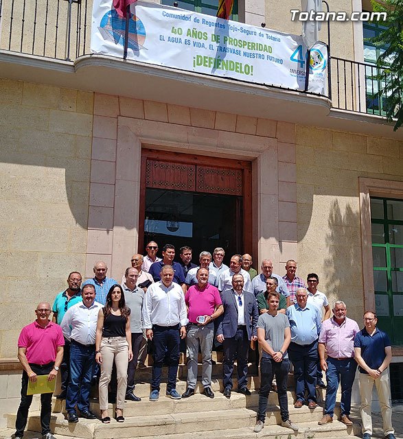 Totana se suma a la celebración del 40 aniversario del Trasvase Tajo-Segura con la colocación de una pancarta conmemorativa en el balcón del edificio consistorial, Foto 3