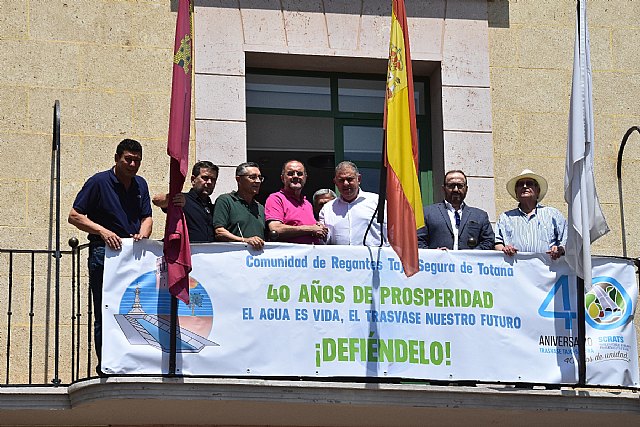 Totana se suma a la celebración del 40 aniversario del Trasvase Tajo-Segura con la colocación de una pancarta conmemorativa en el balcón del edificio consistorial, Foto 4