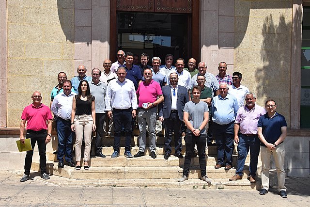 Totana se suma a la celebración del 40 aniversario del Trasvase Tajo-Segura con la colocación de una pancarta conmemorativa en el balcón del edificio consistorial, Foto 5