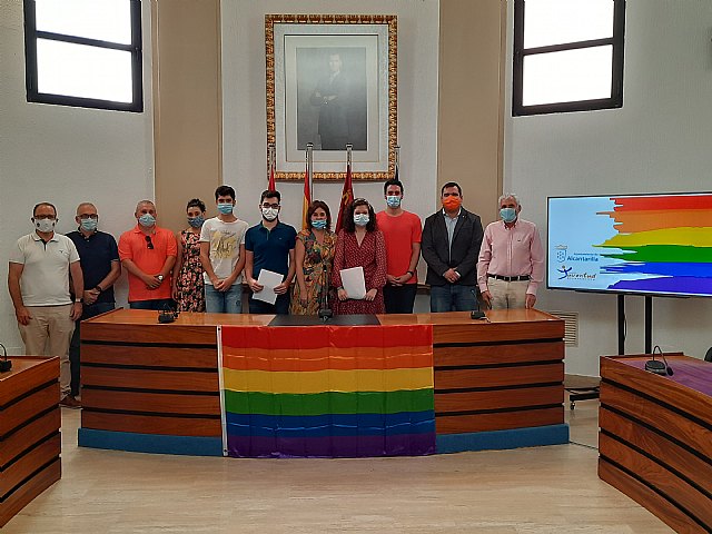 Las asociaciones juveniles de Alcantarillan leen el manifiesto para conmemorar el Día del Orgullo LGTBI - 4, Foto 4