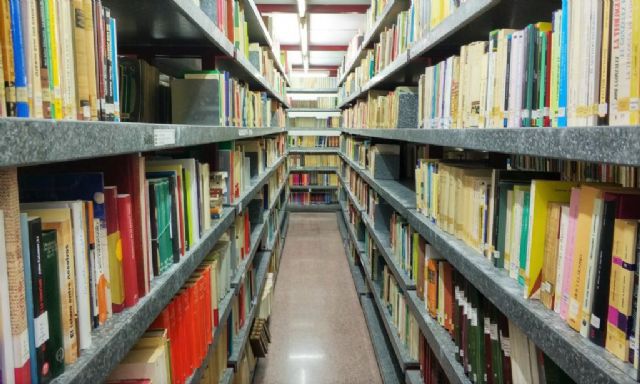 La biblioteca del Instituto Teológico San Fulgencio favorece el préstamo de libros - 1, Foto 1