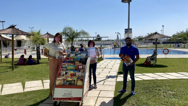 Los usuarios de las piscinas de verano de Puerto Lumbreras pueden disfrutar de la lectura estival gracias a la iniciativa Bibliopiscina - 1, Foto 1