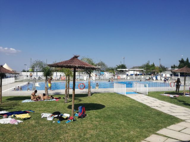 Los usuarios de las piscinas de verano de Puerto Lumbreras pueden disfrutar de la lectura estival gracias a la iniciativa Bibliopiscina - 2, Foto 2
