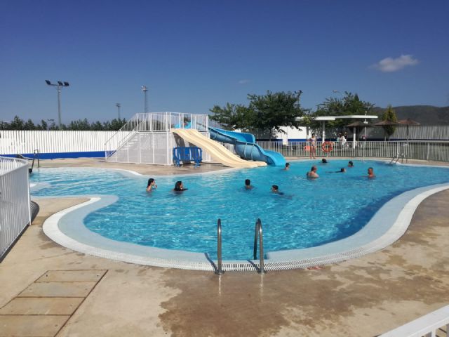 Los usuarios de las piscinas de verano de Puerto Lumbreras pueden disfrutar de la lectura estival gracias a la iniciativa Bibliopiscina - 3, Foto 3