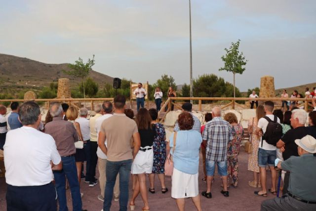 El alcalde de Lorca inaugura el nuevo mirador de La Paca situado junto al depósito de agua y que lleva el nombre de 'Rosario García Corbalán' - 3, Foto 3