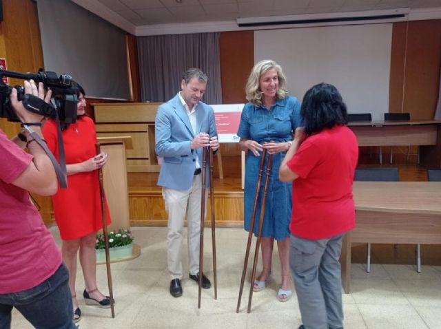 Los alumnos del Centro de Formación e Iniciativas de Empleo del Ayuntamiento de Murcia elaboran los bastones de mando de los alcaldes pedáneos - 1, Foto 1