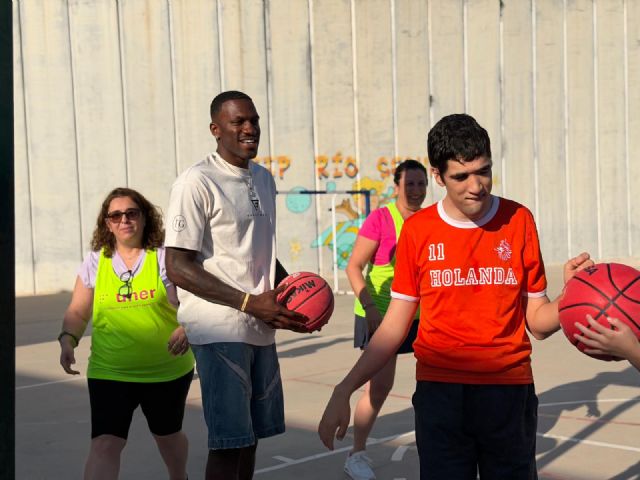 El jugador canadiense del UCAM Murcia Dylan Ennis visita la Escuela Inclusiva de Verano de Archena - 2, Foto 2