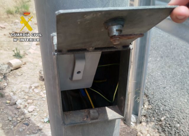 La Guardia Civil detiene a tres trabajadores por el robo de una tonelada y media de cable de cobre del alumbrado p�blico de la autov�a A-30, Foto 2