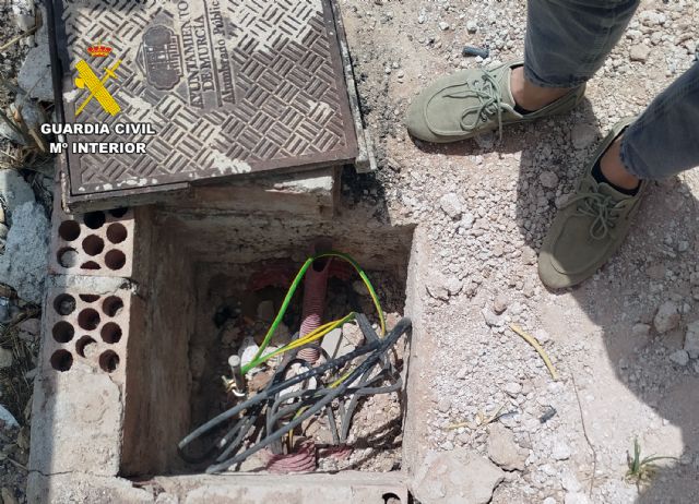 La Guardia Civil detiene a tres trabajadores por el robo de una tonelada y media de cable de cobre del alumbrado p�blico de la autov�a A-30, Foto 3