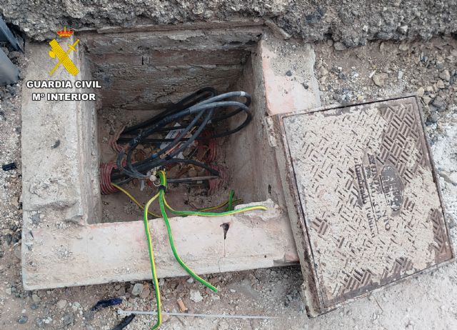 La Guardia Civil detiene a tres trabajadores por el robo de una tonelada y media de cable de cobre del alumbrado p�blico de la autov�a A-30, Foto 4