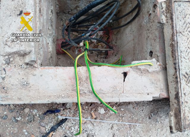 La Guardia Civil detiene a tres trabajadores por el robo de una tonelada y media de cable de cobre del alumbrado p�blico de la autov�a A-30, Foto 5