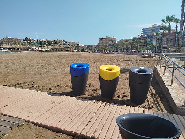 El Ayuntamiento de Mazarrón instala nuevas papeleras en las playas del municipio El Ayuntamiento de Mazarrón instala nuevas papeleras en las playas del municipio