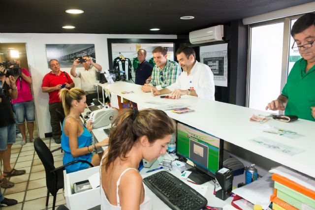 El alcalde y el edil de Deportes dan ejemplo renovando sus abonos del Efesé y el Plásticos Romero - 3, Foto 3