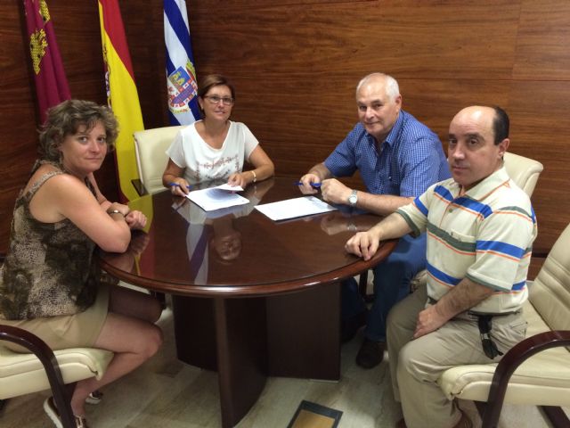 El Ayuntamiento firma los convenios con Cáritas y Jumilla y Amfiju - 1, Foto 1