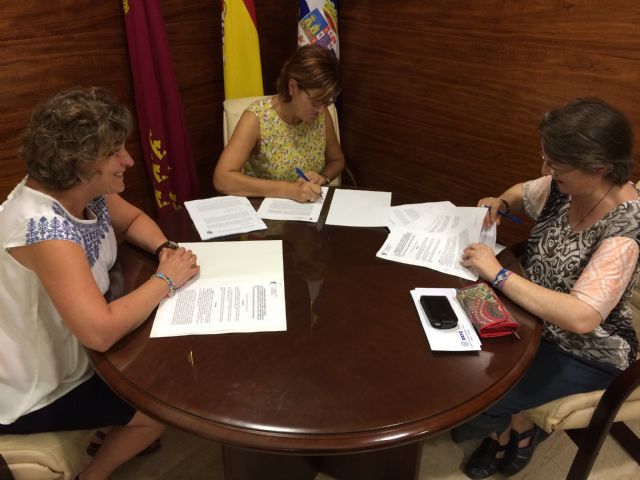El Ayuntamiento firma los convenios con Cáritas y Jumilla y Amfiju - 2, Foto 2