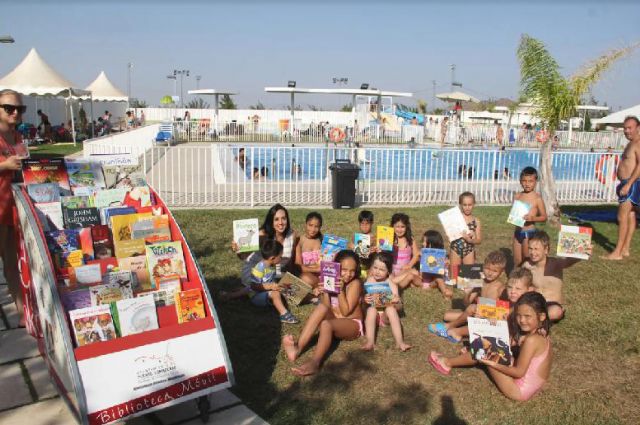 El Ayuntamiento fomenta la lectura en los meses de verano con el servicio de BiblioPiscina - 1, Foto 1