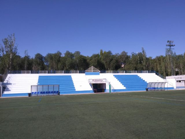 Las Concejalías de Desarrollo Local y Deportes renuevan las gradas del Campo de Fútbol Mundial ´82 de cara a la temporada 2018-2019 - 2, Foto 2