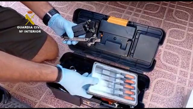 La Guardia Civil ha detenido a dos personas especializados en robar en viviendas usando cu&ntilde;as de plástico como se&ntilde;uelos - 2, Foto 2