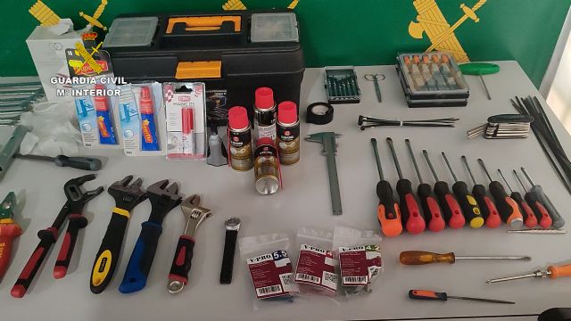 La Guardia Civil ha detenido a dos personas especializados en robar en viviendas usando cu&ntilde;as de plástico como se&ntilde;uelos - 4, Foto 4