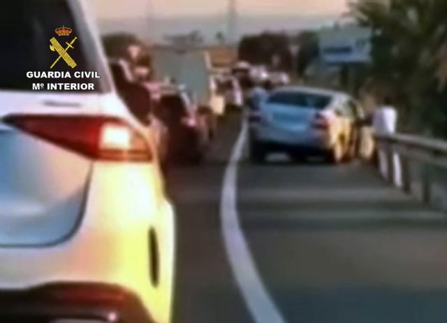 La Guardia Civil investiga a un conductor que se detuvo en la autovía para empujar su vehículo por un terraplén hasta la vía de servicio - 1, Foto 1