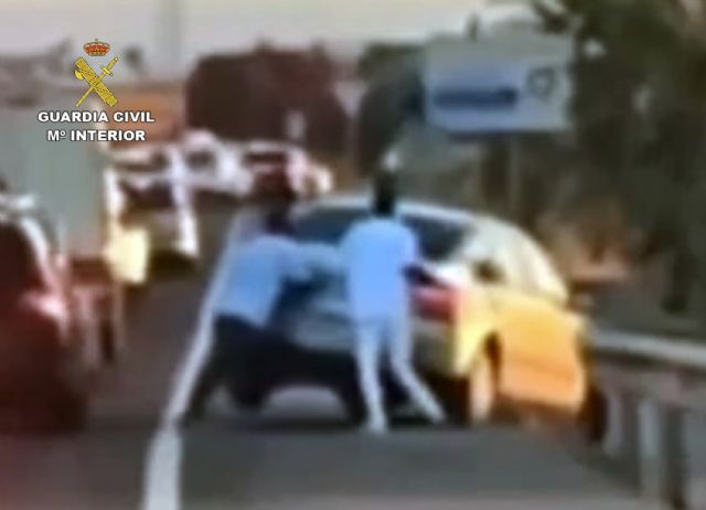 La Guardia Civil investiga a un conductor que se detuvo en la autovía para empujar su vehículo por un terraplén hasta la vía de servicio - 2, Foto 2