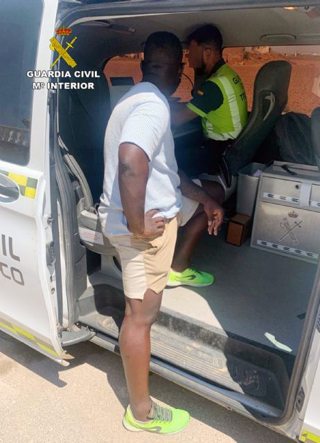 La Guardia Civil investiga a un conductor que se detuvo en la autovía para empujar su vehículo por un terraplén hasta la vía de servicio - 3, Foto 3