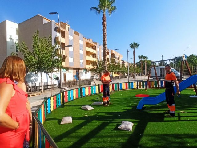 La alcaldesa visita el fin de las obras de mejora en las zonas infantiles de juego del parque Reina Sofía de Puerto Lumbreras - 1, Foto 1