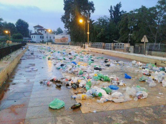 El PSOE reclama al Ayuntamiento que impida el ´macro botellón´ en la zona del Malecón durante los días de la Feria - 1, Foto 1