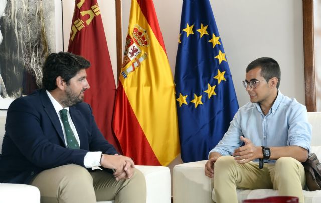 El presidente Fernando López Miras recibe al atleta murciano Lorenzo Albaladejo - 1, Foto 1