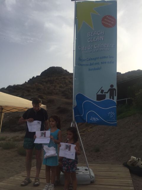 Medio centenar de personas participaron ayer en la actividad Beach Clean organizada por la Concejalía de Turismo para fomentar el respeto y la concienciación medioambiental - 2, Foto 2