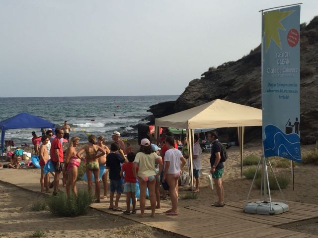 Medio centenar de personas participaron ayer en la actividad Beach Clean organizada por la Concejalía de Turismo para fomentar el respeto y la concienciación medioambiental - 3, Foto 3