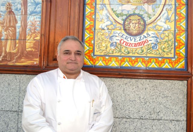 Antonio Cosmen en la fachada de Cruz Blanca de Vallecas, Foto 2