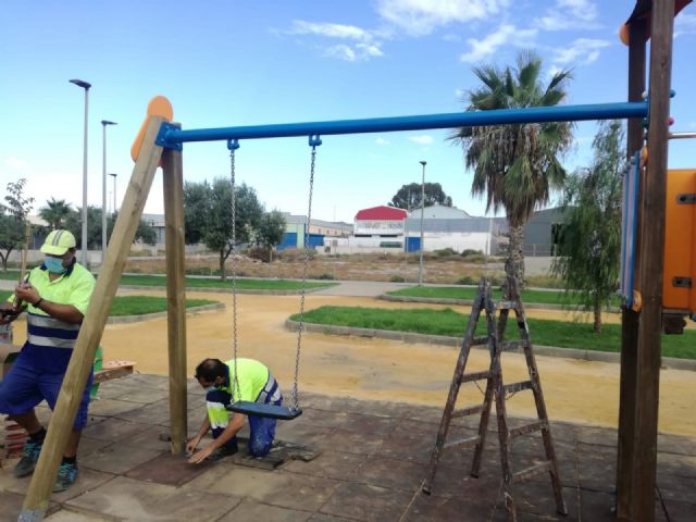 Continúan los trabajos de mantenimiento de la zona verde de Los Jardines - 1, Foto 1