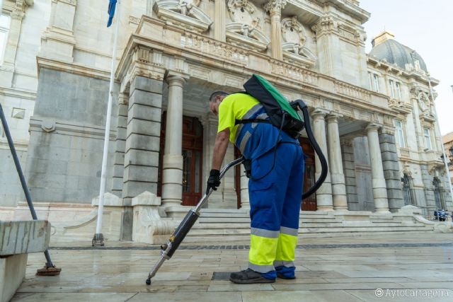 Dos máquinas ´quitachicles´ comienzan a limpiar las zonas peatonales de la ciudad - 1, Foto 1
