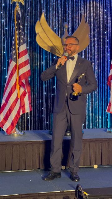 El estratega y consultor político Luis Barroso recibe en Washington, DC, uno de los Oscar de la comunicación política 2024 - 2, Foto 2