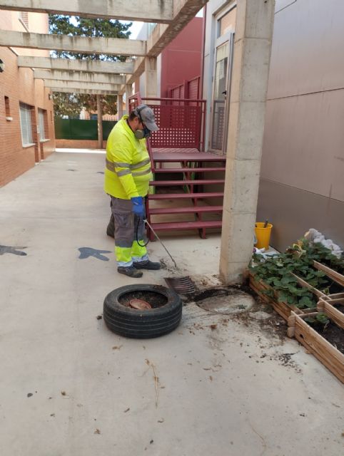 El Ayuntamiento de Puerto Lumbreras refuerza las labores de fumigación en los centros educativos del municipio de cara al inicio del curso escolar - 1, Foto 1