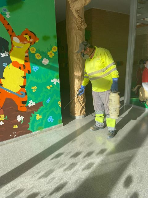 El Ayuntamiento de Puerto Lumbreras refuerza las labores de fumigación en los centros educativos del municipio de cara al inicio del curso escolar - 2, Foto 2