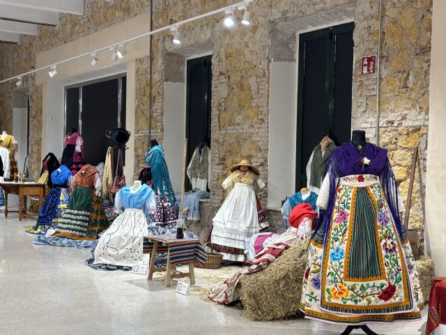 El patrimonio textil de la Peña 'El Barbecho' llega al Cuartel de Artillería con una colección de 63 piezas con  motivo del 25 aniversario del grupo - 2, Foto 2