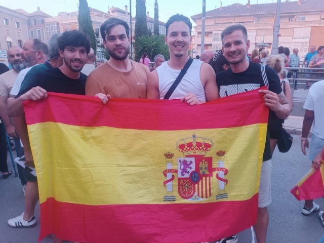 Varios centenares de vecinos de Totana muestran su apoyo y cariño al pueblo de Ceuta, Foto 2