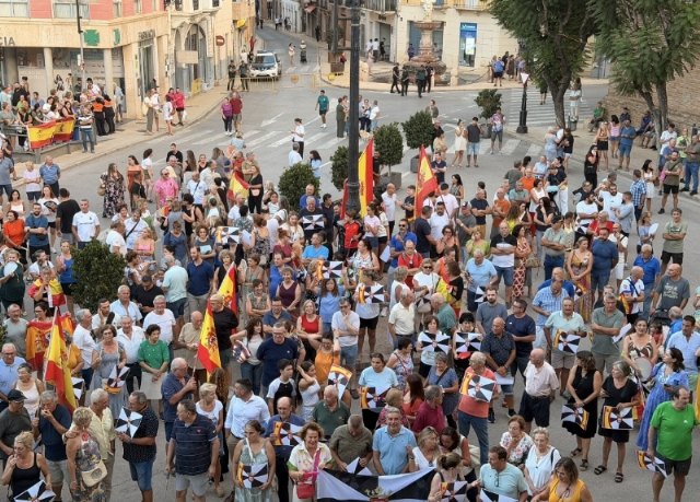 Varios centenares de vecinos de Totana muestran su apoyo y cariño al pueblo de Ceuta, Foto 3