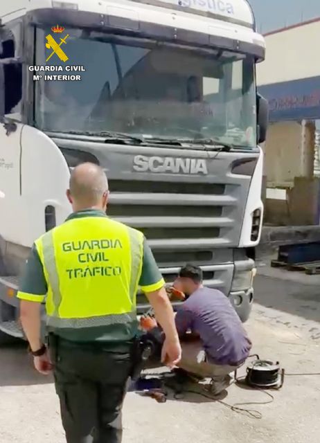 La Guardia Civil inmoviliza un veh�culo pesado que circulaba con placas de matr�cula falsas