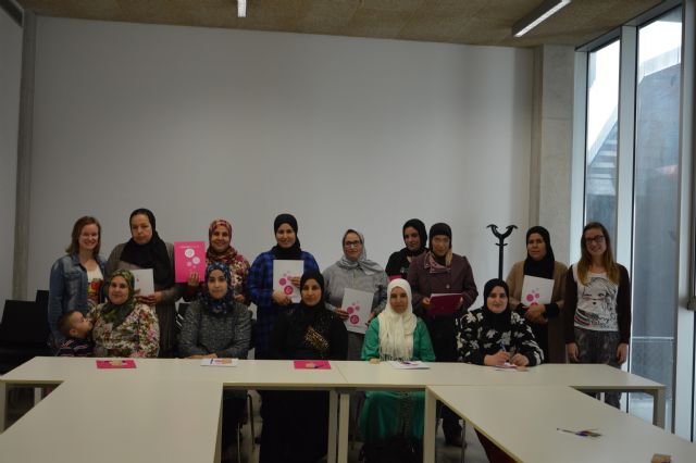 Quince mujeres marroquíes comienzan un curso de Castellano para inmigrantes en Blanca - 1, Foto 1