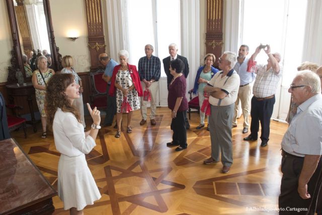 El alcalde recibió a la primera promoción de peritos industriales en el Palacio Consistorial - 2, Foto 2