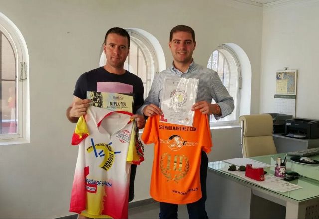 Ricardo Segado felicita al cartagenero Raúl Martínez tras lograr su décimo título de Trialbici - 1, Foto 1