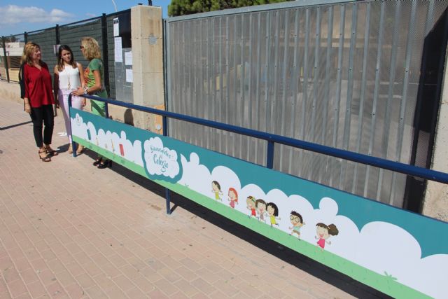 El Ayuntamiento instala barreras con mensajes de seguridad vial en las puertas de los colegios - 1, Foto 1