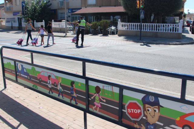 El Ayuntamiento instala barreras con mensajes de seguridad vial en las puertas de los colegios - 2, Foto 2