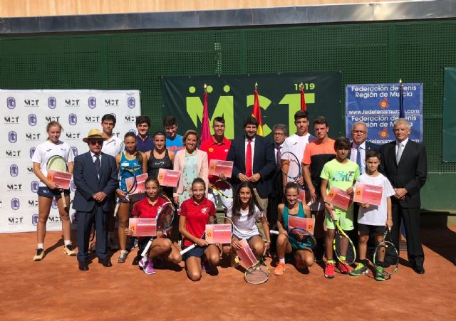 López Miras entrega las becas que concede la Comunidad a los deportistas de la Federación de Tenis de la Región - 2, Foto 2