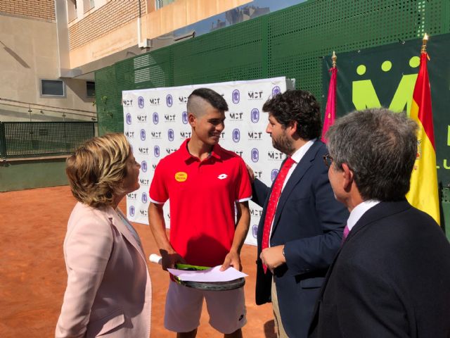 López Miras entrega las becas que concede la Comunidad a los deportistas de la Federación de Tenis de la Región - 3, Foto 3